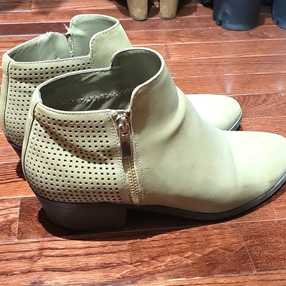 Call It Spring beige ankle booties, EUC🎉🎊 - Picture 2 of 8